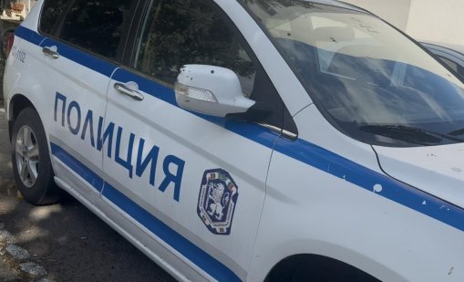 Екшън в Бургас: Патрулка се заби във витрина на оптика при преследване на крадец