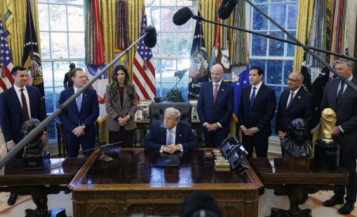 Тръмп с дрезгав глас в Белия дом, крещял по "глупави хора" ВИДЕО