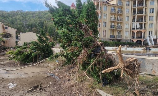 Доброволци, спасявали хора в Елените, са били обрани