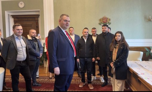 Пеевски посрещна първи посетители в "Музeй на сглобката" СНИМКИ