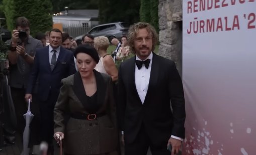 Алла Пугачова счупи тазобедрена става, придвижва се с бастун ВИДЕО