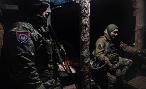 Руски войници се предават пред украински бойни роботи