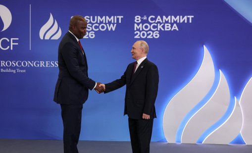 Гандалф срещу Хобит: Путин и президентът на Мозамбик разсмяха интернет