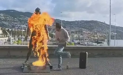 Подпалиха статуята на Кристиано Роналдо в Мадейра