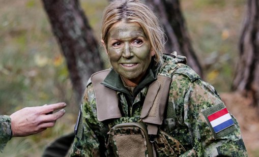 С военна униформа и боя на лицето: Нидерландската кралица участва в учения