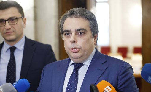 Асен Василев: Скандален бюджет, да спрат течовете за касички и бухалки