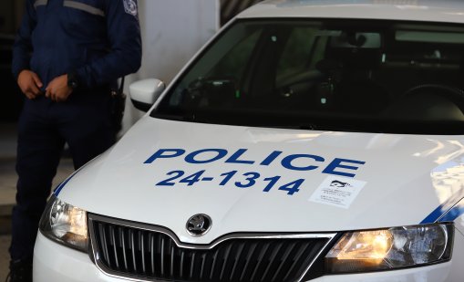 Агресивна жена чупи кола и плаши с убийство 20-годишна в Брезник