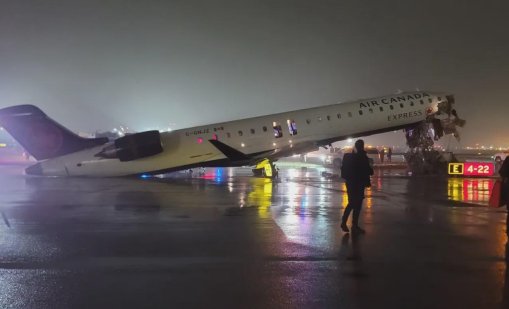 Самолет се удари с превозно средство на летище "Лагуардия" в Ню Йорк