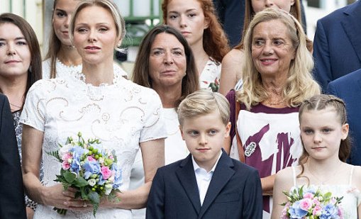 Дъщерята на принцеса Шарлийн е коледен ангел в снежнобяла рокля на рождения си ден