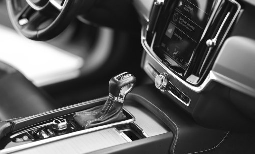 Защо евтините стелки в автомобила ни крият опасности? 