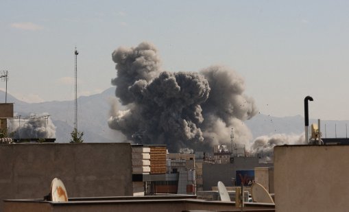 Защо САЩ и Израел удариха Иран точно сега?