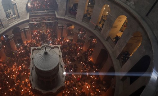 Благодатният огън бе измолен в Йерусалим СНИМКИ / ВИДЕО