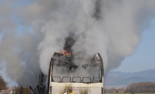 Автобус пламна и изгоря напълно на пътя между Стара Загора и Казанлък СНИМКИ