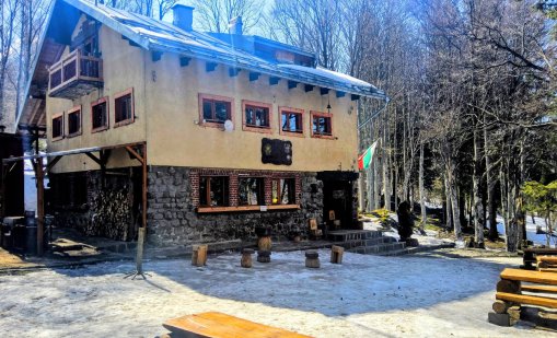 Екшън в х. "Камен дел": Хижарят подгони БТС с мечове, стрелял по стените