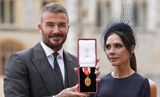 Сър Дейвид и лейди Виктория Бекъм украсиха огромна коледна елха