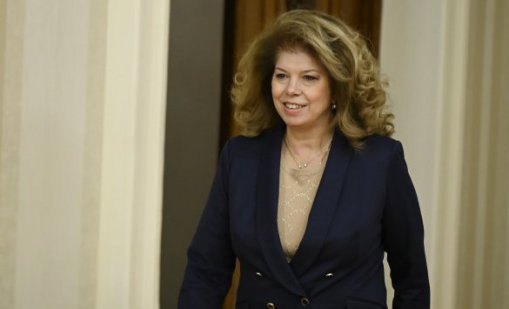 Йотова с призив: Стига политически спектакли, дайте да съберем силите си