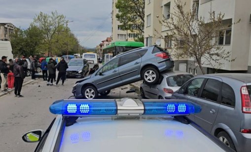 Автобус помете три паркирани коли в Хасково