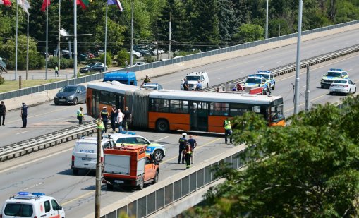Автобус разкъса мантинелите и навлезе в насрещното на &bdquo;Цариградско шосе&ldquo; в София ВИДЕО, СНИМКИ