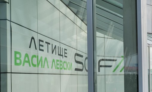 Нощната линия N4 вече обслужва и двата терминала на столичното летище