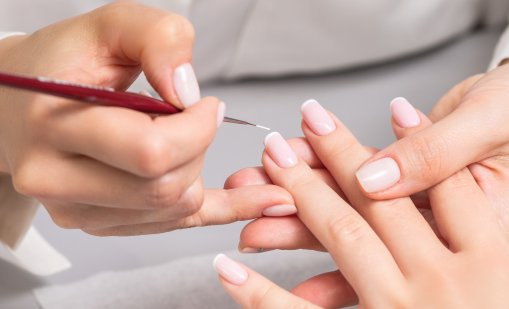 Най-елегантните идеи за красив маникюр, вдъхновени от цвета на Pantone за 2026