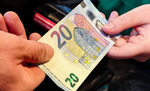 Изплащат великденските добавки с пенсиите за април