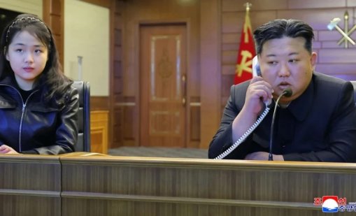 Ким Чен Ун наблюдава изстрелването на ракета с дъщеря си