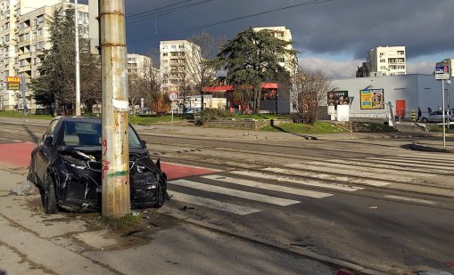Уникално на празен булевард: Кола се заби в уличен стълб в София