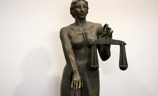 Повдигнаха обвинение на служителя на "Пътна полиция" -Хасково и застрахователката 