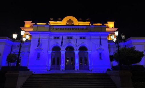 Сградата на НС осветена в синьо заради правата на детето СНИМКИ