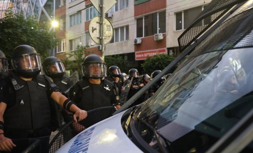 Протестиращите в защита на лева достигнаха Дома на Европа