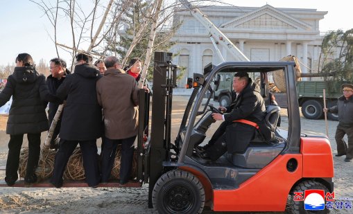 Ким Чен Ун повози дъщеря си и екипа си на... мотокар ВИДЕО/СНИМКИ