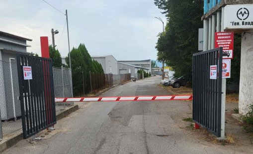 Фирма събира такси с бариера на общинска улица, дори пешеходците плащат