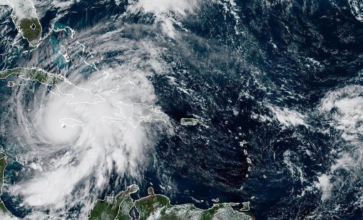 С катастрофални ветрове ураганът „Мелиса” достигна бреговете на Ямайка