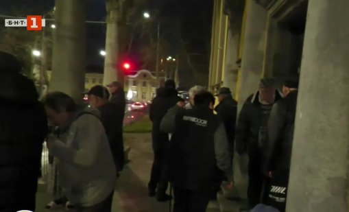 Още по тъмно - пенсионери от Бургас се наредиха на опашка за първите пенсии в евро