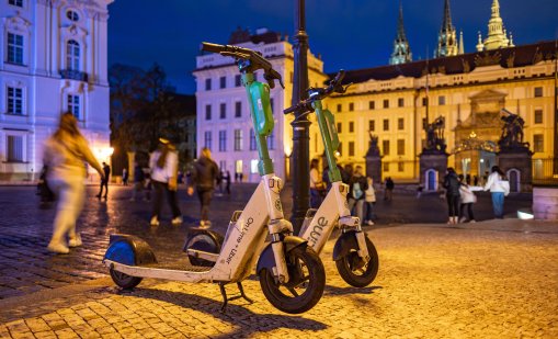 Заради рисковете и хаоса: Прага забрани електрическите тротинетки