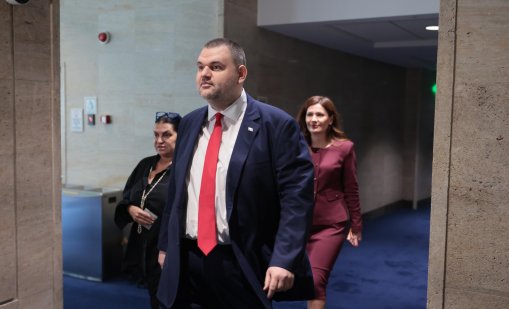 Пеевски атакува в съда поскъпването на платеното паркиране в София