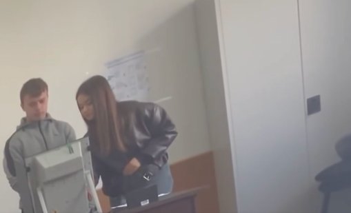 Наглост: Щерка на кмет и приятелката ѝ пускат бюлетини вместо гласуващите ВИДЕО