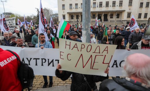 В кадър: МЕЧ срещу Киселова пред парламента