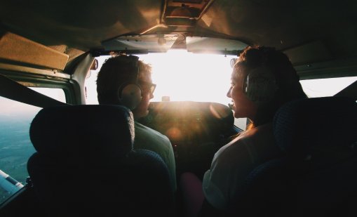 Пилоти мяукат и лаят докато разговарят с контролната кула ВИДЕО