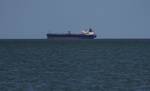 Вашингтон разреши временно продажбата на ирански петрол, вече натоварен на танкери