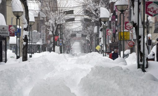 Сняг над 4 метра натрупа в префектура в Япония, загинали са 30 души 