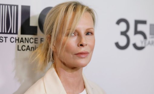 72-годишната Ким Бейсингър показа впечатляваща нова визия