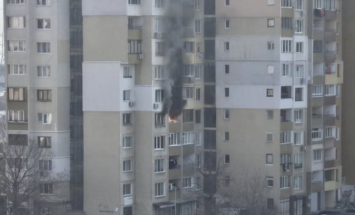 Пожар пламна в жилищен блок в "Дружба", евакуират хора ВИДЕО