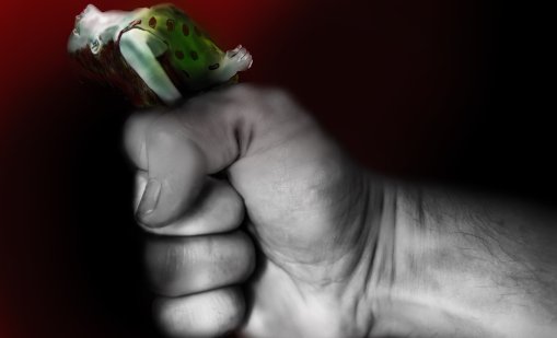 Задържаха мъж, многократно пребивал, душил, и опитал да убие приятелката си