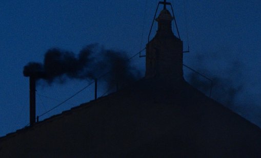 Ден втори, избор на папа няма: Отново черен дим над Сикстинската капела