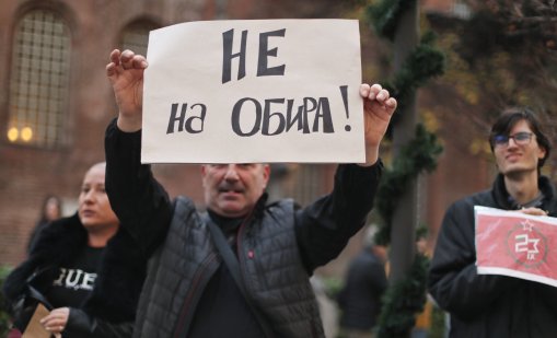 В кадър: Напрежение и протест пред СО срещу платеното паркиране