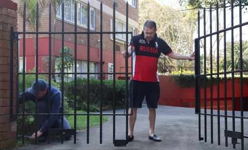 Мъж нахлу с колата си в руското посолство в Сидни СНИМКИ