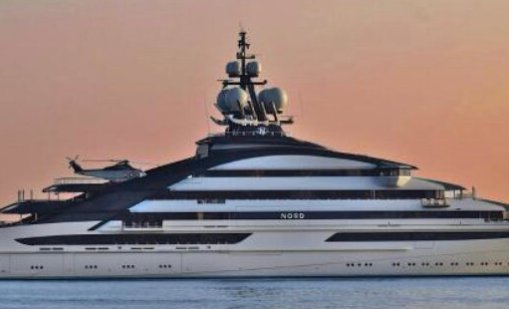 Руска суперяхта премина през Ормузкия проток въпреки блокадата