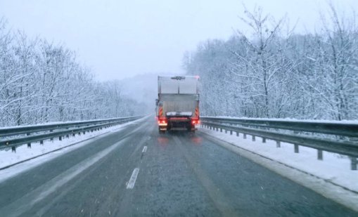 Сняг вали на проходите "Шипка" и Хаинбоаз вали сняг