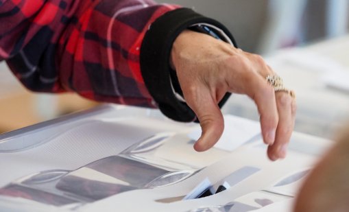 Популярният млад актьор Берк Йозгюр гласува в Истанбул